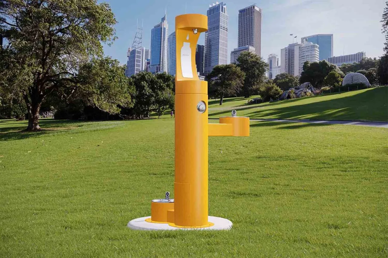 Stație Elkay ezH20 Outdoor Tubular instalată în exterior